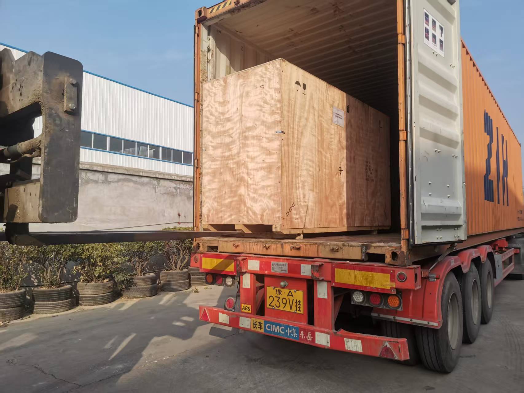 CNC Lathe Machine CK6166 Loading Containers