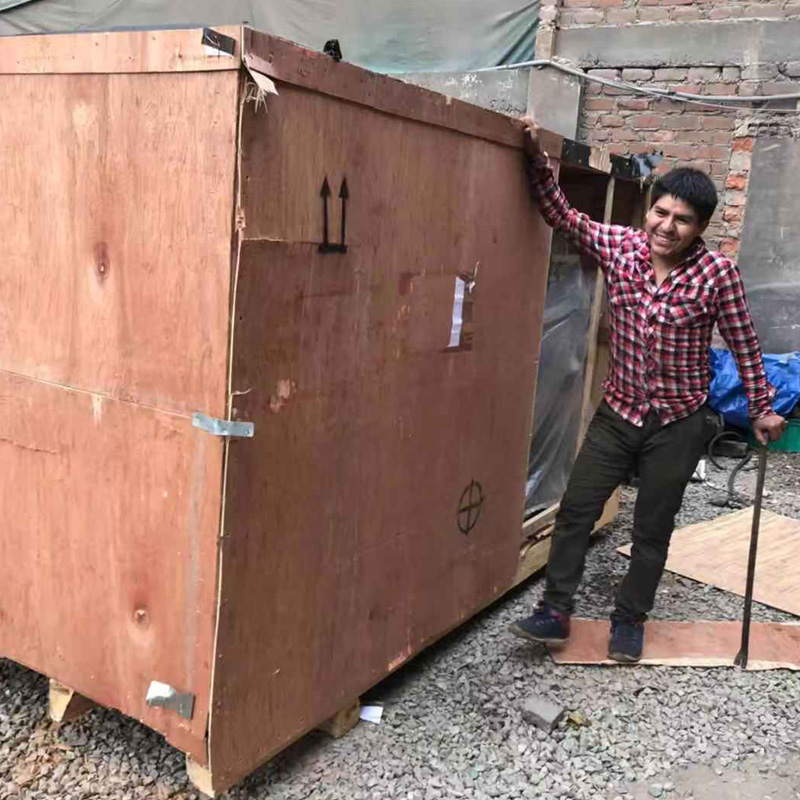 Peruvian customer received lathe machine which ordered from us